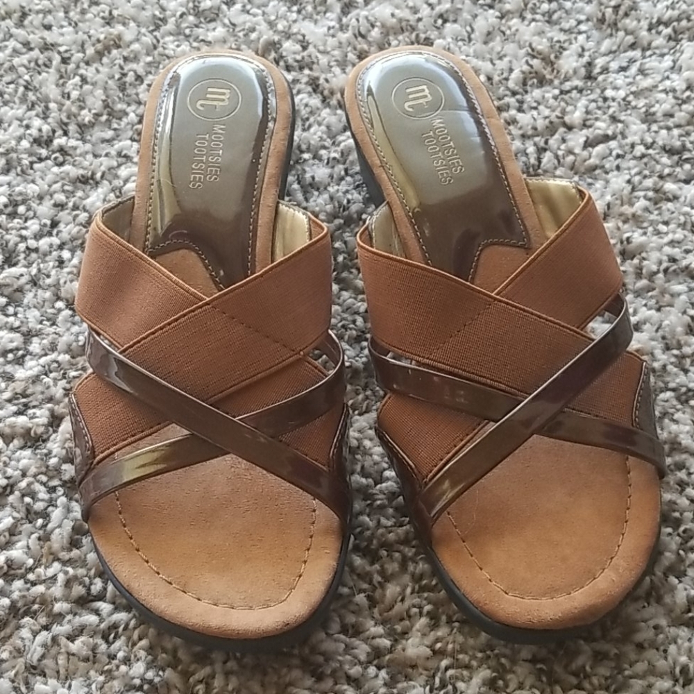 Bronze Mootsies Tootsies Slip Ons NWOT